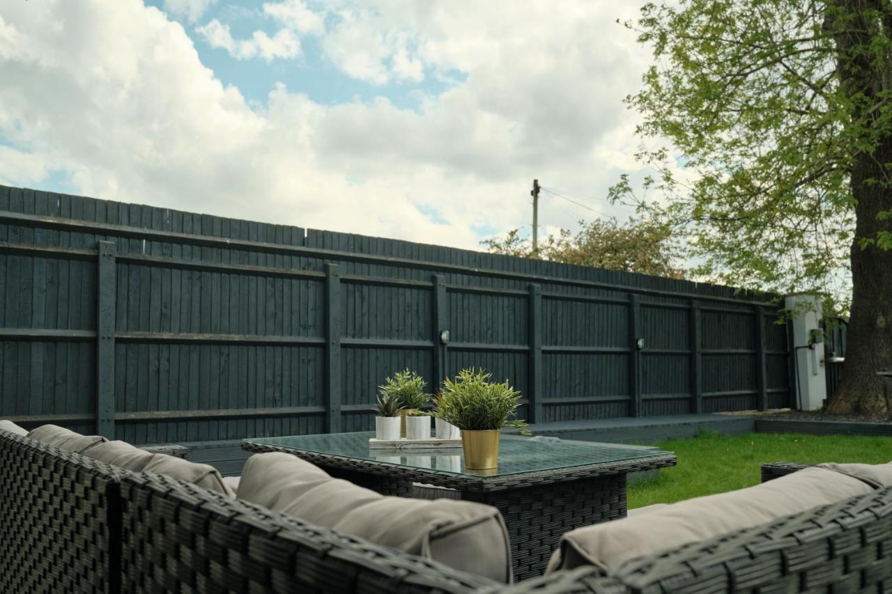 Modern Spacious House - Sleeps 16, Free Parking, Sun Terrace Nuneaton Esterno foto