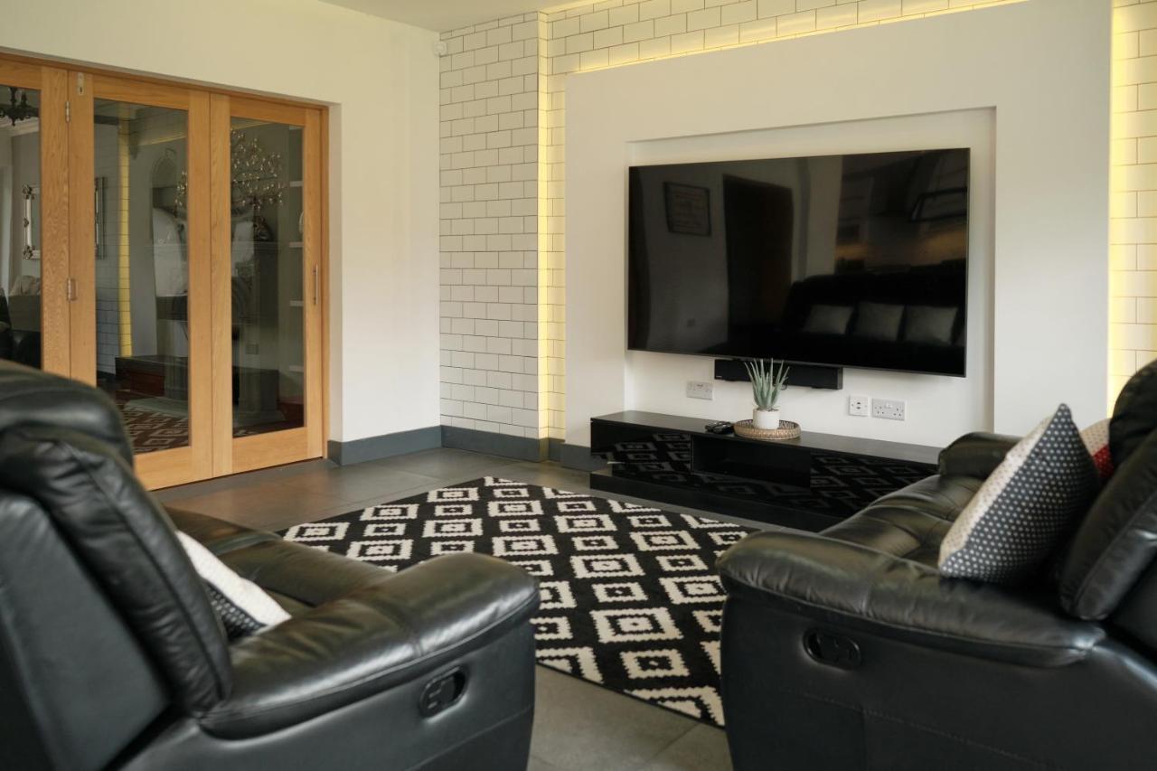 Modern Spacious House - Sleeps 16, Free Parking, Sun Terrace Nuneaton Esterno foto
